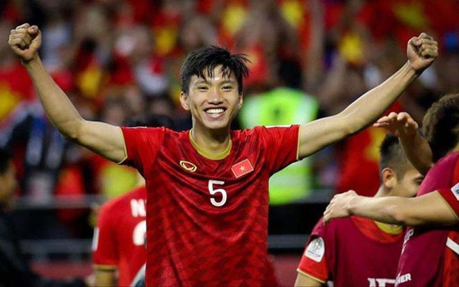 Phía cánh trái cũng như ở đội tuyển Quốc gia, HLV Park Hang-seo luôn có 1 cái tên đầy tin tưởng đó là Đoàn Văn Hậu. Dù mệt mỏi khi phải thi đấu 2 trận liền tại vòng loại World Cup nhưng hậu vệ của SC Heerenveen vẫn hừng hực khí thế để nhận nhiệm vụ tại SEA Games.