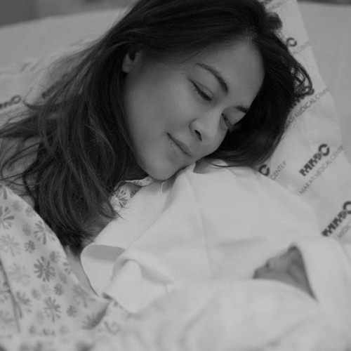 Là con gái Marian Rivera – nữ ngôi sao xinh đẹp bậc nhất Philippines, Zia nghiễm nhiên trở thành tâm điểm săn đón của cả báo chí và cộng đồng mạng.