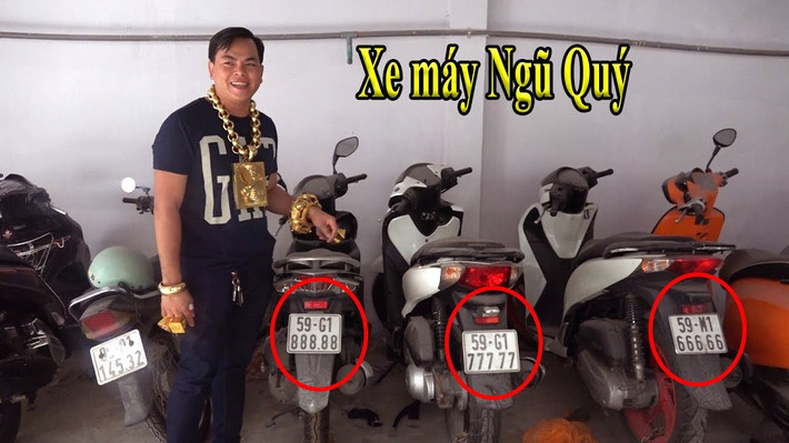 Trong gara tư gia của mình, Phúc XO cũng sở hữu nhiều chiếc xe với biển độc như ngũ quý từ 6 - 8.