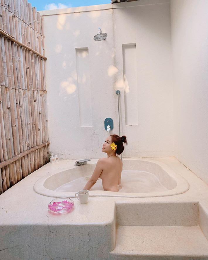 Khai màn cho việc khoe ảnh thả dáng bên bồn tắm trong ngày nắng nóng đỉnh điểm đó chính là cô hot girl thị phi - Thúy Vi. Dường như cô nàng 9X này khá phấn khích với chỗ sống ảo mới là bồn tắm nên cô nàng cho ra hẳn 1 album các thể loại tạo dáng trước sau, selfie sương sương.