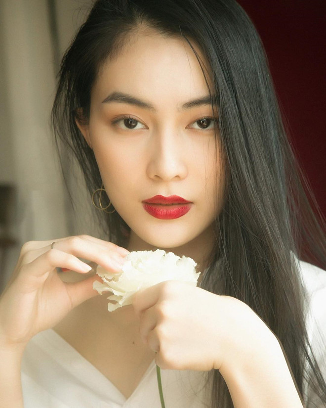 Quay trở lại với nhân vật chính, Helly Tống từ lâu xây dựng cho mình hình ảnh trang nhã và cổ điển. Trong khi các hot girl khác luôn tìm cách chuyển hướng hình ảnh, cô nàng sinh năm 1995 vẫn luôn trung thành với sự nữ tính, thanh lịch nhưng đầy hiện đại.