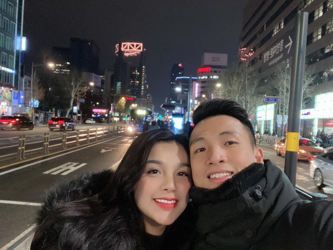 Chuyến đi du lịch Hàn Quốc của Tiến Dũng - Khánh Linh dịp cuối năm là lần đi chơi xa đầu tiên của đôi vợ chồng trẻ kể từ khi nàng WAGs 22 tuổi sinh con gần cuối tháng 10 vừa qua.