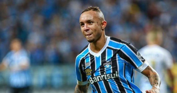 Nguồn tin từ ESPN Brazil xác nhận, Man City đang nhắm tới Everton Soares - tiền đạo thuộc biên chế Gremio.