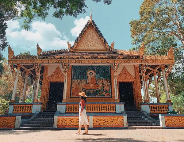 Chùa Dơi là công trình kiến trúc đậm chất Khmer Nam Bộ. Những cột trụ và nền tường, hay mái chùa đều được điêu khắc hoa văn nhà Phật tinh xảo đến từng chi tiết nên thích hợp với những bạn trẻ yêu thích phong cách vintage.