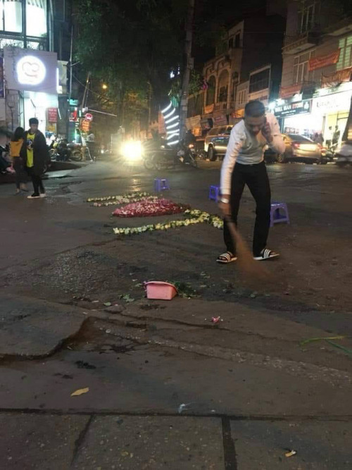 Mới đây trên MXH, các dân mạng đã chia sẻ đoạn clip ghi lại hình ảnh chàng trai chuẩn bị hoa tươi công phu đứng trước đám đông để tỏ tình với bạn gái khiến nhiều người xôn xao.