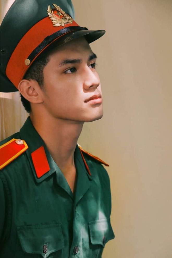 Phải thừa nhận rằng, dàn trai xinh, gái đẹp trường Công an, Quân đội chưa bao giờ làm dân tình thất vọng. Mới đây, hội chị em trên MXH phải ngả nghiêng trước một nam sinh Học viện Quân y Hà Nội bởi độ điểm trai và cực "menly" của anh ta.