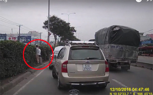 Đa phần mọi người đều bức xúc và tỏ ra gay gắt với hành động thiếu văn minh, của những tài xế này này. Thậm chí, anh ta đã bị phạt hành chính vì hành vi thiếu văn hóa của mình.