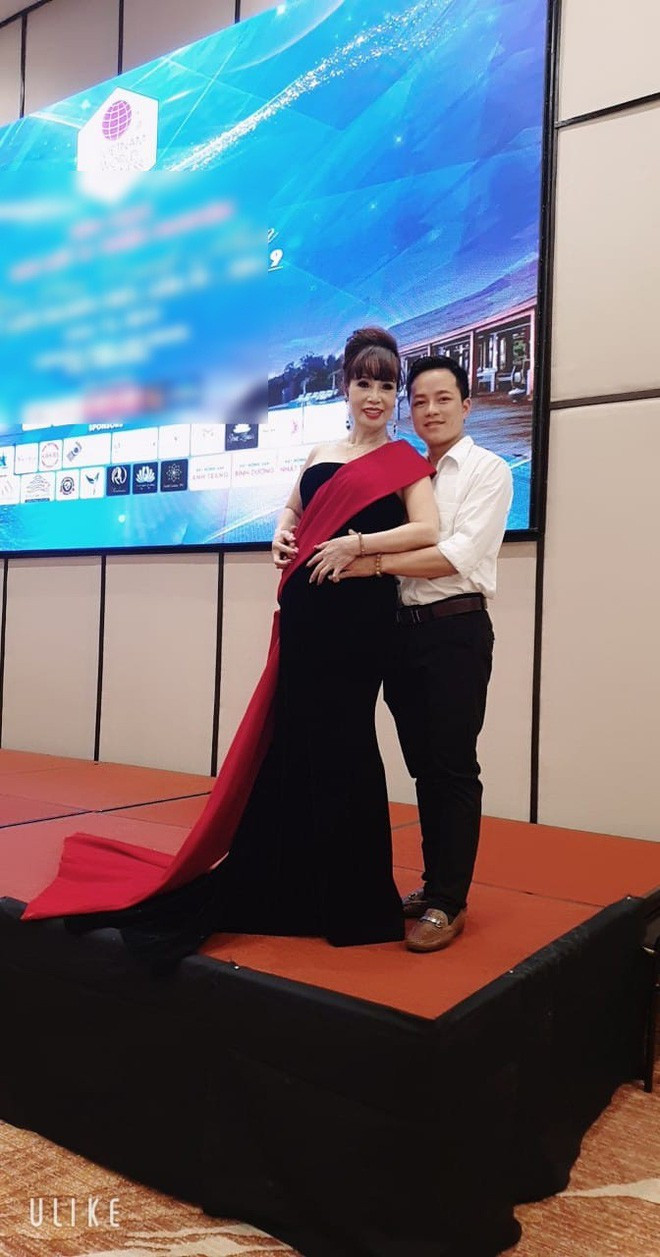 Không phải chỉ vì chuyện tình đôi đũa lệch hiếm có giữ cô dâu Thu Sao (62 tuổi) và chồng trẻ Hoa Cương (26 tuổi), cả 2 còn thường xuyên có những phát ngôn hoặc hành động gây tranh cãi.