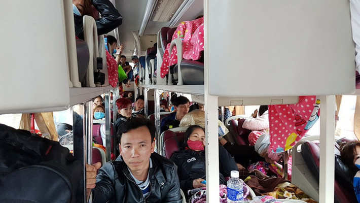 Cảnh nhồi nhét khách được ghi lại trên một chuyến xe giường nằm từ Nghệ An ra Hà Nội.