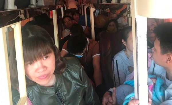 "Nhiều tài xế và nhà xe quá tham lam, không màng đến tính mạng, sự an toàn của hành khách nên mới bất chấp nhồi nhét khách thế này. Cần chia sẻ để cơ quan chức năng thấy được tình trạng này mà có chế tài xử lý nghiêm. Thực sự rất nguy hiểm", nickname P.K bày tỏ.