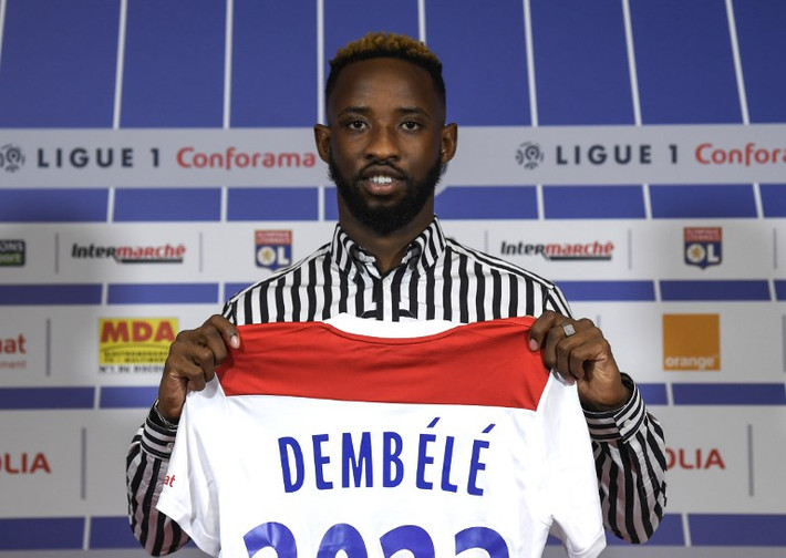 Tờ Mirror đưa tin, ban lãnh đạo MU đang dành sự quan tâm đặc biệt với Moussa Dembele của câu lạc bộ Lyon. Ở mùa giải năm nay, cầu thủ 22 tuổi ghi 12 bàn thắng, 5 kiến tạo cho đội bóng nước Pháp sau 27 trận ra sân ở Ligue 1. Với khả năng dứt điểm sắc bén, cộng nền tảng thể lực khá tốt, Dembele được mệnh danh là “Drogba mới”.