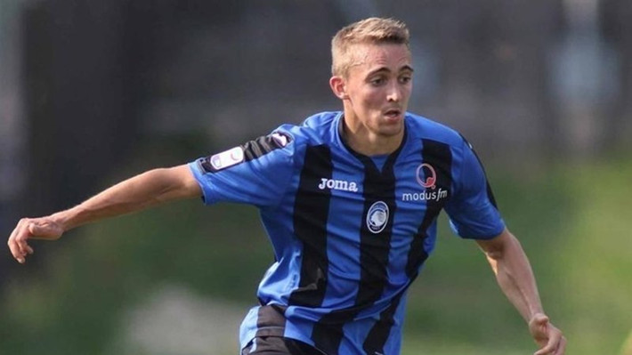 Theo thông tin từ Rai Sport, cả 2 ông lớn của bóng đá Italia là AC Milan và AS Roma đều đang nhắm đến 1 cái tên, đó là Timothy Castagne. Chàng trai 24 tuổi đang tiến bộ vượt bậc trong màu áo Atalanta, góp công lớn giúp La Dea cạnh tranh tấm vé tham dự UEFA Champions League và lọt vào bán kết Coppa Italia.