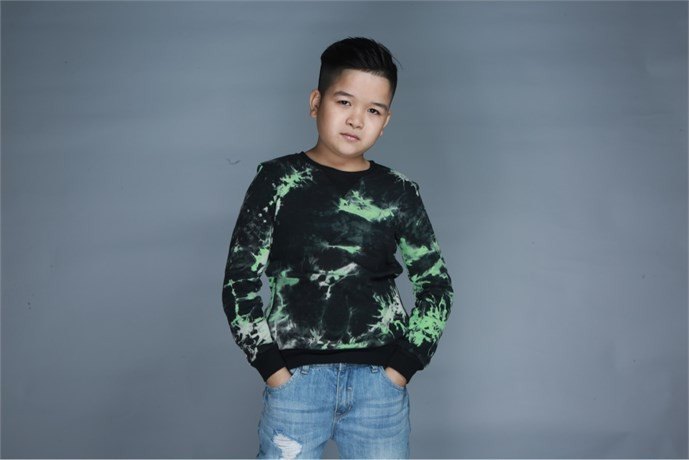 Nam diễn viên Cu Thóc là gương mặt khá quen thuộc với những clip hài trên MXH thời gian qua. Ngay từ khi sinh ra, anh chàng này đã mắc phải căn bệnh lạ, dù đã 23 tuổi nhưng Huỳnh Tuấn Anh chỉ như một học sinh lớp 5 với chiều cao cao 1m40.