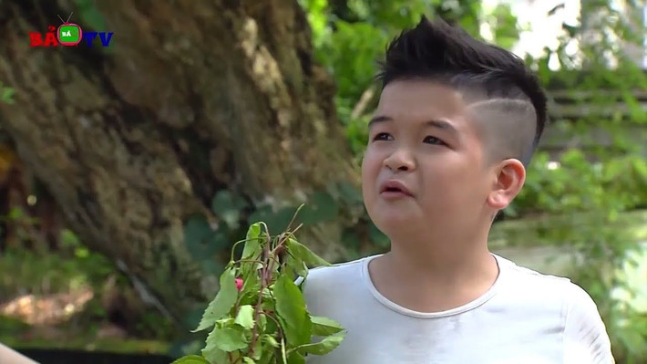 Trí tuệ bình thường nhưng Tuấn Anh không thể phát triển được chiều cao. Ngay từ bé, "Cu Thóc" đã luôn là tâm điểm trong mọi trò đùa của bạn bè ở trường.