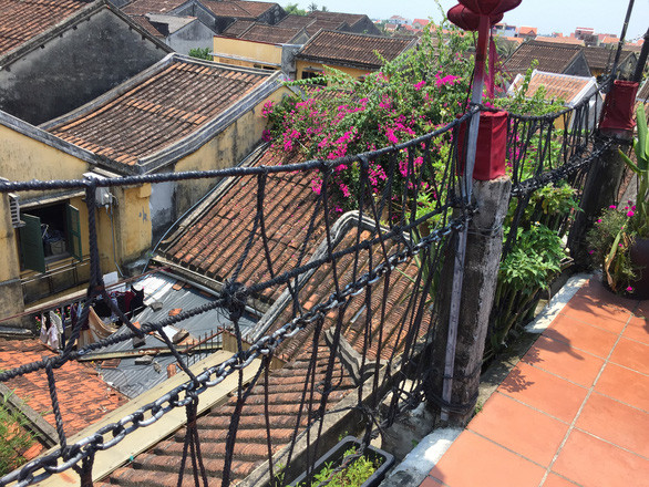 Việc ngăn các cặp đôi chụp ảnh cưới trên mái nhà Hội An được dân mạng hưởng ứng nhiệt tình. Bởi nó giúp đô thị cổ này giữ được sự linh thiêng vốn có.