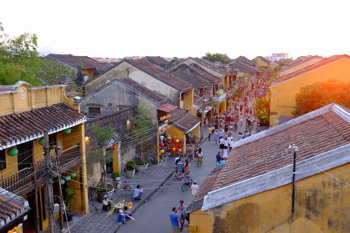 Còn trả lời báo chí về việc các vị khách leo qua rào để chụp ảnh, đại diện 1 quán cafe ở Hội An cho biết, khách đến gọi café, sau đó ngồi trên sân thượng và tự động leo lan can qua mái ngói nhà bên cạnh để chụp và quán đã có nhắc nhở nhưng dường như các vị khách bỏ ngoài tai.