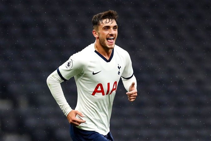 Theo nguồn tin từ Daily Mail, Bayenr Munich đang nhăm nhe đến Troy Parrott. Chân sút 17 tuổi hiện thi đấu rất xuất sắc trong màu áo đội trẻ với thành tích 7 bàn thắng sau 4 trận, anh được coi là cái tên kế thừa Harry Kane. Sao mai này từng ra mắt đội chính ở đấu trường League Cup khi chạm trán Colchester Utd.