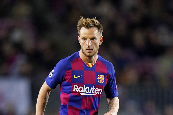 Theo cập nhật từ Calciomercato, Juventus dự tính sẽ thanh trừng bớt 4 gương mặt ở khu trung tuyến, loạt cái tên không còn tương lai tại Turin để đón Rakitic về Juventus Stadium. 4 ngôi sao bị BLĐ Lão bà bán đi bao gồm Emre Can, Adrien Rabiot, Federico Bernardeschi và Rodrigo Bentancur.