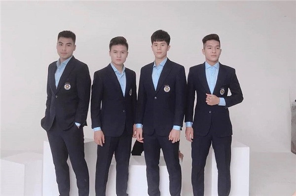 Các cầu thủ U23 Việt Nam không chỉ được biết đến bởi sự tài năng trên sân cỏ mà còn thu hút rất nhiều fan nữ nhờ ngoại hình điển trai không khác những nam thần showbiz.