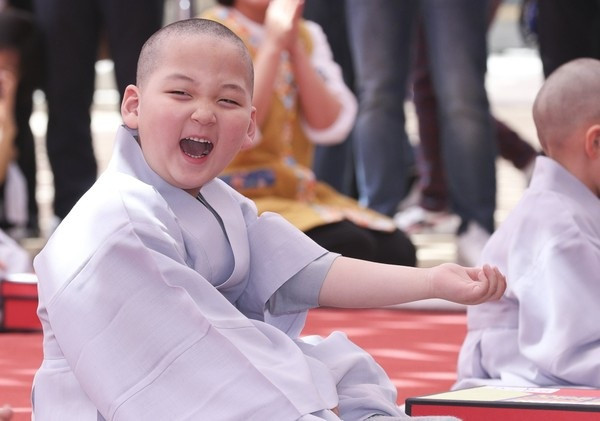 Để giảm cơn buồn ngủ, nhiều chú tiểu đã pha trò cho nhau để cùng cười.