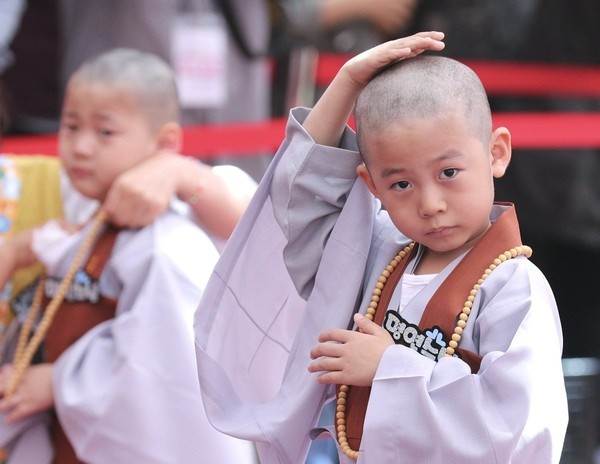 Cảm giác đầu không còn tóc thật trống vắng.