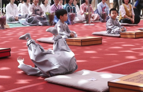 Tuy là hoạt động diễn ra thường niên và đã có từ lâu đời nhưng những biểu cảm đáng yêu của những chú tiểu trong ngày đại lễ Phật đản vẫn luôn thu hút đông đảo sự chú ý của nhiều người.