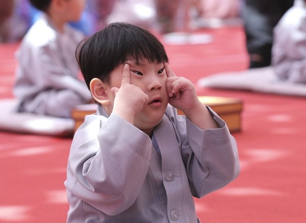 Lễ Phật đản tại Hàn Quốc còn có một hoạt động hết sức ý nghĩa là các khóa tu ngắn hạn dành cho trẻ em. Theo đó, những em bé sẽ được bố mẹ cho lên chùa học đạo, sinh hoạt trong đền và học về Phật giáo nhằm tu tâm dưỡng tính, hướng thiện.