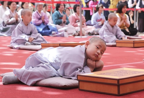 Và khi không chống lại nổi cơn buồn ngủ, các chú tiểu đã không còn thể ngồi yên.