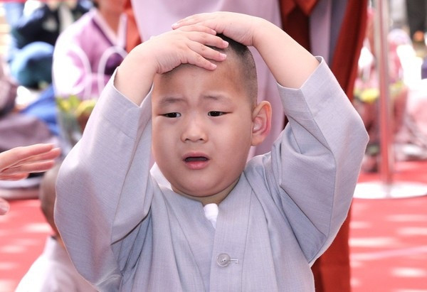 Khi xuống tóc để tham gia khóa học này, những cậu bé có những biểu cảm vô cùng đáng yêu từ tươi cười tỏ ra thích thú cho đến mè nheo, khóc lóc, tiếc nuối khi mái tóc của mình đã bị cạo sạch.