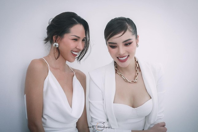 Vừa qua, cả hai cũng đồng hành cùng nhau trong "Cuộc đua kỳ thú 2019" và dành cho nhau nhiều hành động thân thiết. Tuy nhiên, nhiều người cũng cho rằng chuyện bạn thân diện đồ đôi, đi du lịch hay dành cho nhau những cử chỉ thân mật là chuyện bình thường.