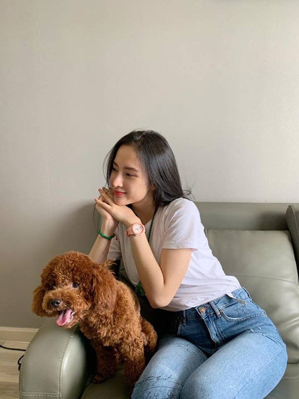Nhan sắc của người đẹp "bà mẹ nhí" vẫn là điều không cần bàn cãi, Trinh không những vẫn xinh đẹp mà còn mặn mà hơn xưa.