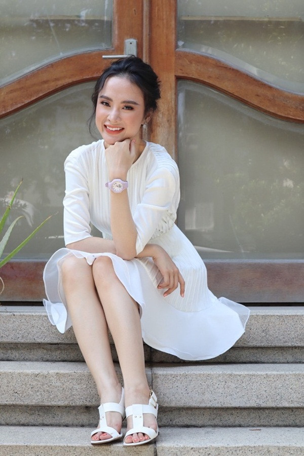 Thay vì vẻ sexy táo bạo ngày nào, Angela Phương Trinh kín đáo hơn bao giờ hết và tránh xa sự thị phi như trước đây.