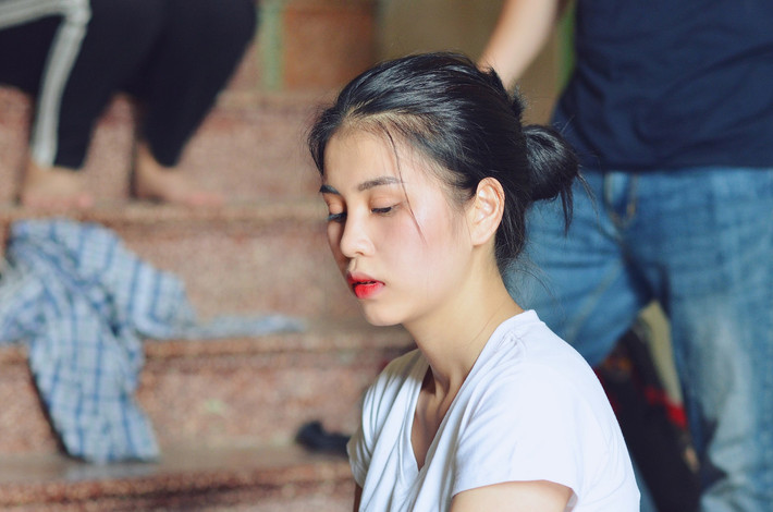 Sau khi sự cố lộ ảnh nude ở hồ sen, đạo diễn Nguyễn Love đã cắt toàn bộ hình ảnh của L.T.H trong phim và chia sẻ rằng: "Cô nàng này chỉ có vai quần chúng trong phim và không có lời thoại. Đề phòng ảnh hưởng tới phim, đoàn làm phim quyết định cắt toàn bộ hình ảnh của nhân vật này".