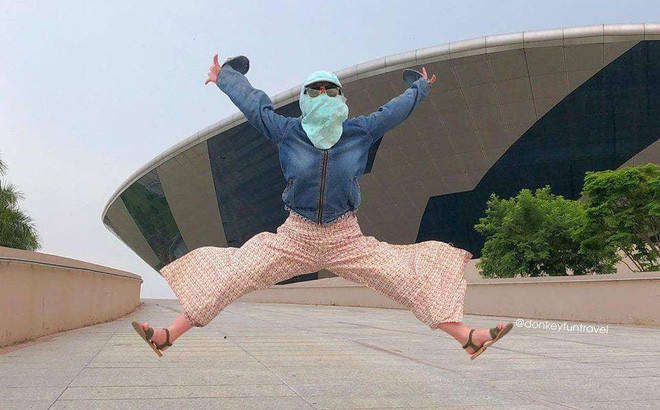 Khi đi du lịch, hội chị em ai cũng muốn khoe nhan sắc và thân hình chuẩn đến từng centimet của mình cùng nhan sắc ở các điểm đến. Tuy nhiên, thách thức với chị em đó là ánh nắng, bởi vậy nhiều người đã chọn cách chụp ảnh check-in kiểu ninja.