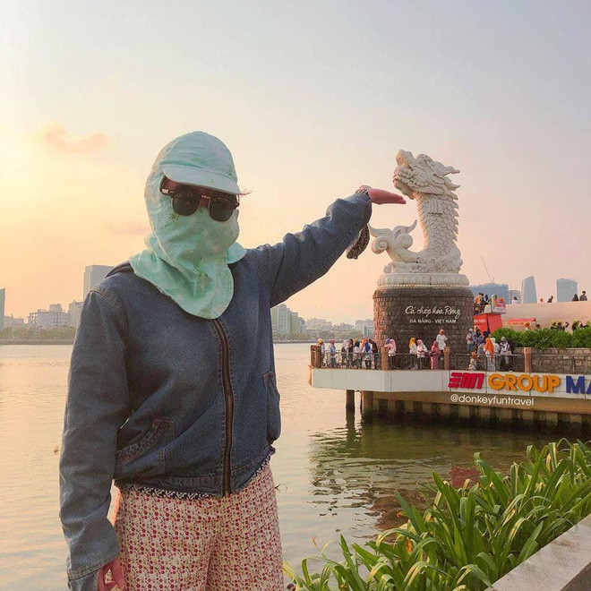 Những hình ảnh ghi lại là cảnh cô gái này đi du lịch Đà Nẵng. Thay vì xúng xính những bộ quần áo hợp mốt hay tranh thủ khoe dáng thì cô ấy lại mặc đồ kín mít như ninja, áo chống nắng, vái chống nắng, kính râm, khẩu trang kín từ đầu tới chân để... đối phó với trời nắng