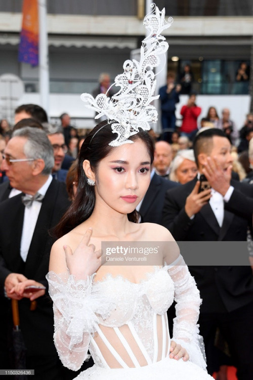 Ngày 19/5, CĐM phát hoảng với bộ trang phục phản cảm Ngọc Trinh tại LHP Cannes 2019. Tuy nhiên, sau đó ít giờ lại 1 mỹ nhân Việt khác gây chú ý không kém bởi trang phục diêm dúa, chơi trội không kém "nữ hoàng nội y".