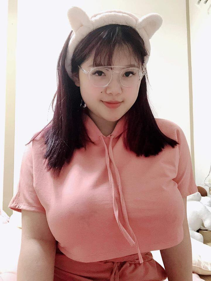 Thậm chí, nhiều dân mạng còn để lại bình luận rằng, Thu Trang đang cố gắng sử dụng vòng 1 khủng của mình để mọi người chú ý tới mình. Dù trong suốt thời gian dài vừa qua, báo chí hay các trang MXH đã giảm tần suất soi trang cá nhân của cô bạn này.