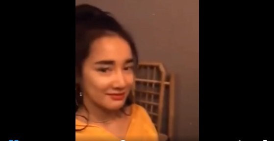 Mới đây, Trường Giang chia sẻ đoạn livestream ghi lại khoảnh khắc vui vẻ của hai vợ chồng bên cạnh bạn bè, đồng nghiệp thân thiết. Trong clip, vợ chồng Nhã Phương - Trường Giang diện áo đôi tình cảm. Vừa quay trực tiếp, Trường Giang vừa vui vẻ giới thiệu các thành viên trong bàn tiệc. Khi máy quay dừng lại ở Nhã Phương, Trường Giang nhanh chóng tiết lộ: "Đây, bà nội tui". Lời giới thiệu đầy hài hước của ông xã nữ diễn viên Tuổi thanh xuân khiến mọi người bật cười. Ngay khi chia sẻ, đoạn clip nhanh chóng thu hút sự quan tâm từ phía người hâm mộ. Dù không nhắc quá nhiều đến Nhã Phương nhưng khán giả vẫn tỏ ra thích thú trước phát ngôn tếu táo của danh hài họ Võ với bà xã. Qua những hình ảnh hiếm hoi trên, có thể thấy, khuôn mặt Nhã Phương phá nét, nảy nở ra khá nhiều nghi do cô mang bầu. Bên cạnh đó, một số fans thở phào nhẹ nhõm khi thấy vợ chồng Đức Thịnh - Thanh Thúy xuất hiện vui vẻ cùng Trường Giang - Nhã Phương. Dường như không có chuyện mâu thuẫn cạch mặt sau chuyện phía Đức Thịnh công bố Nhã Phương mang bầu.