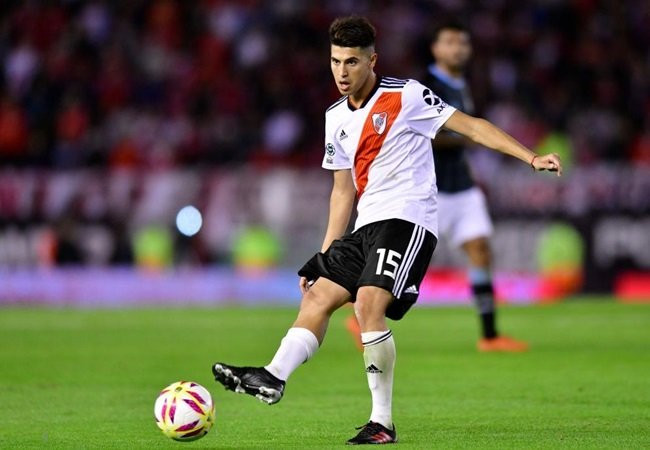 Chuyển nhượng cầu thủ theo Radio Continental, Arsenal đã gửi lời đề nghị cho Exequiel Palacios và đang chờ phản hồi từ tiền vệ của River Plate. Đội chủ sân Emirates xác định đây chính là mục tiêu lí tưởng để thay thế cho Aaron Ramsey, người đã chính thức chuyển sang Juventus.