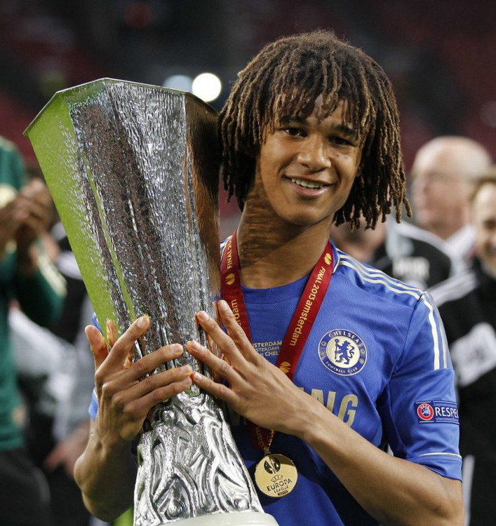 Leicester cũng gấp rút tìm kiếm người thay thế Harry Maguire và đối tượng được theo đuổi là Nathan Ake của Bournemouth. Tuy nhiên theo tờ Sky Sports, The Cherries ra giá đến 75 triệu bảng Anh cho hậu vệ người Hà Lan. Dù vừa nhận 80 triệu từ M.U, đây vẫn là một con số khó chấp nhận đối với Bầy cáo.