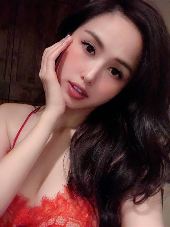 Không ngờ Tâm Tít cũng có khiếu dí dỏm , khi cô đăng kèm bức ảnh là dòng caption "mặn mà" tự nhận mình giống tiên nữ.