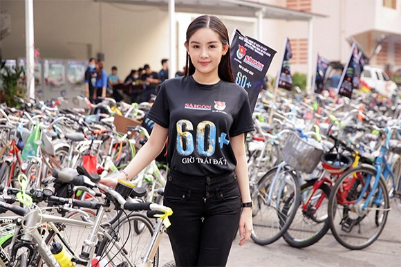 Tuy nhiên, mới đây, Hoa hậu Lê Âu Ngân Anh đã xuất hiện trong một sự kiện tại TP HCM, nhiều người đã lại lấy bờ môi của cô ra làm chủ đề bàn tán. Thông qua những bức ảnh, nhiều người nhận ra rằng, đôi môi căng phồng của cô hoa hậu tai tiếng này đã không còn nữa mà thay vào đó là sự gọn gàng.