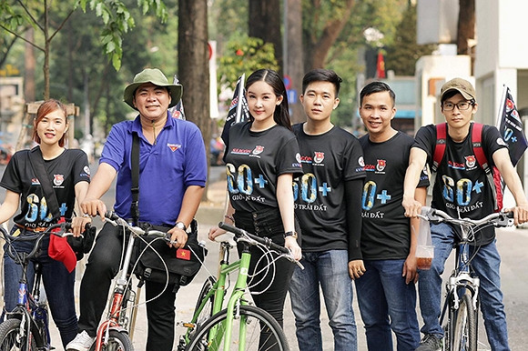 Ngân Anh đạp xe cùng các bạn trẻ trên đường phố TP HCM để kêu gọi mọi người tiết kiệm điện và bảo vệ môi trường trái đất.