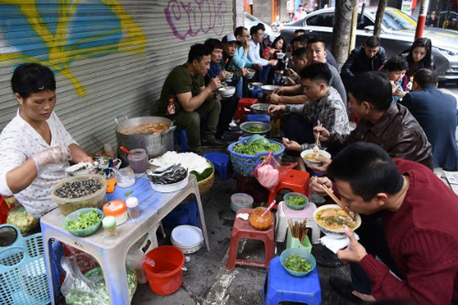 Tết đến ăn nhiều đồ béo nên hầu như ai cũng thích thưởng thức một tô bún ốc, bún riêu để giải ngấy. Chính vì vậy, đây là cơ hội để các quán ăn mở xuyên Tết được dịp tăng giá.
