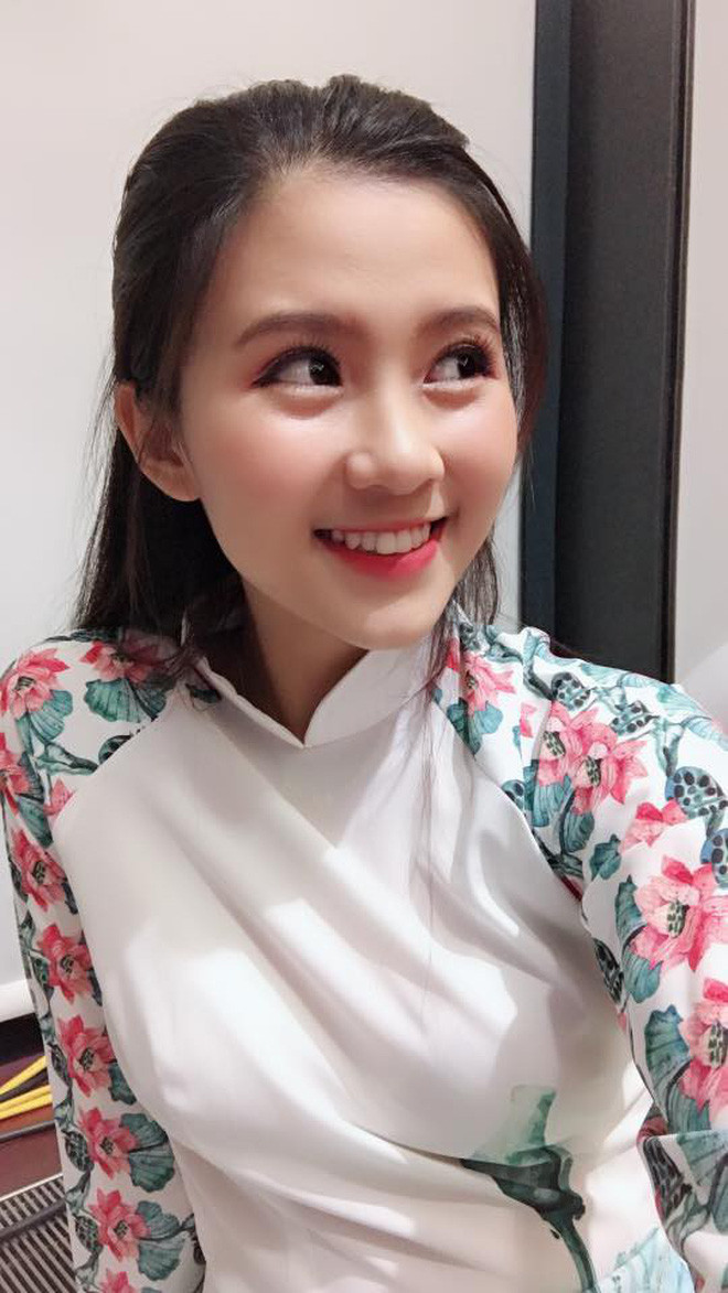 . Làn da sáng, khuôn mặt bầu bĩnh tạo nên vẻ xinh xắn, dễ thương làm nên sự cuốn hút của Quỳnh Trang.Tại kỳ thi THPT QG 2019, cô bạn này dự thi tại điểm trường THPT Việt Đức, Hà Nội.