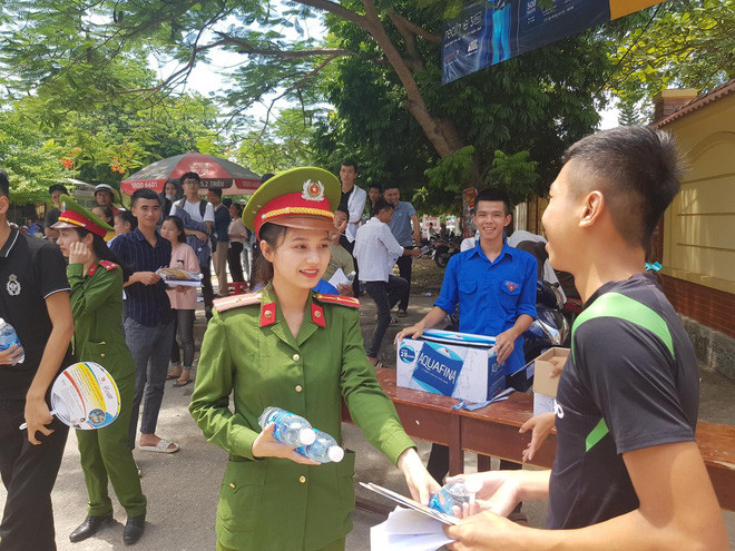 Chiều nay (26/6), dân mạng được dịp xôn xao với hình ảnh nữ cảnh sát xinh đẹp tại một điểm thi ở Nghệ An. Trong ảnh, cô đang phát nước miễn phí cho các sĩ tử trước cổng trường.
