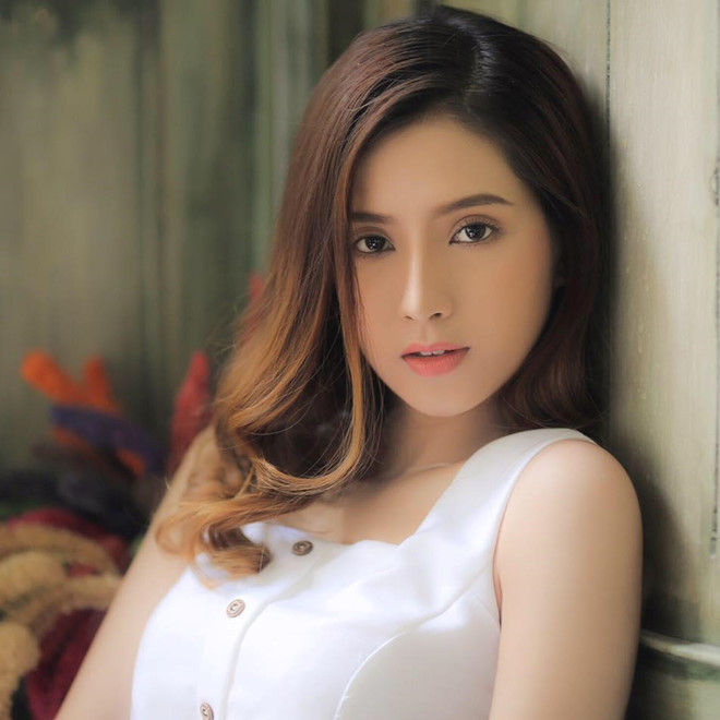 Ngoài đời, Thiên An có gu thời trang trẻ trung, năng động. Nữ sinh 21 tuổi không chỉ sở hữu chiều cao nổi bật mà còn ghi điểm bởi gương mặt sắc sảo, nụ cười duyên.