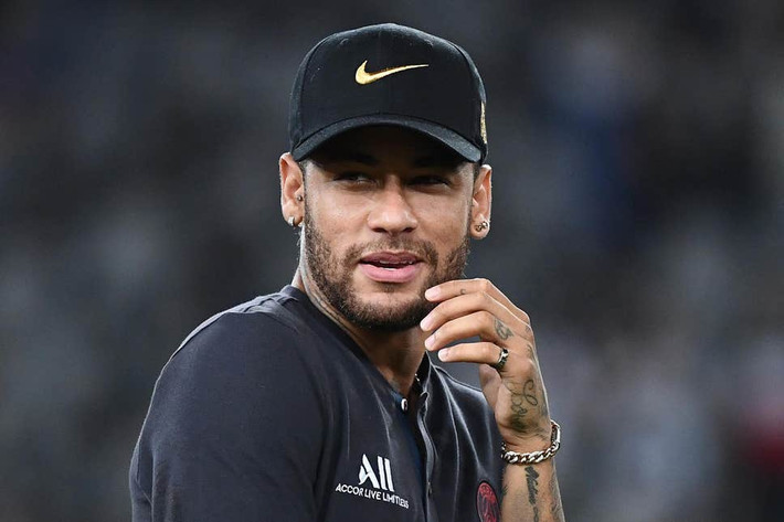 Tờ Le Parisien trích dẫn phát ngôn của chủ tịch PSG, ông Nasser Al-Khelaifi về thương vụ chuyển nhượng Neymar. Người đứng đầu "gã nhà giàu" nước Pháp cho rằng các CLB lớn mong muốn sở hữu ngôi sao người Brazil hãy đặt lên bàn 300 triệu euro.