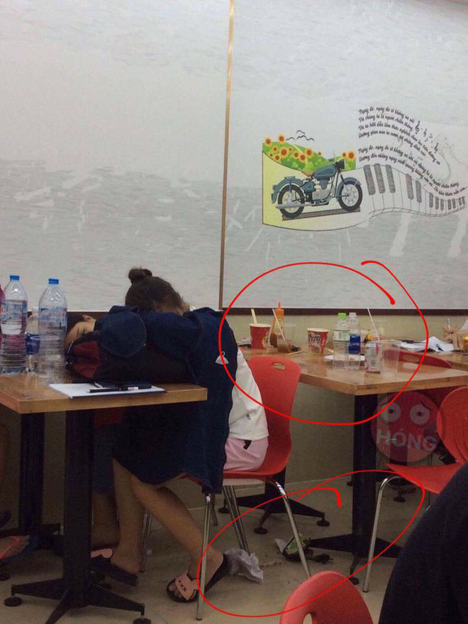 Đồ ăn thừa, nước uống, ly nhựa, túi bóng, ống hút la liệt khắp nơi tại các cửa hàng tiện ích khiến nhân viên ở đây khổ sở thu dọn.