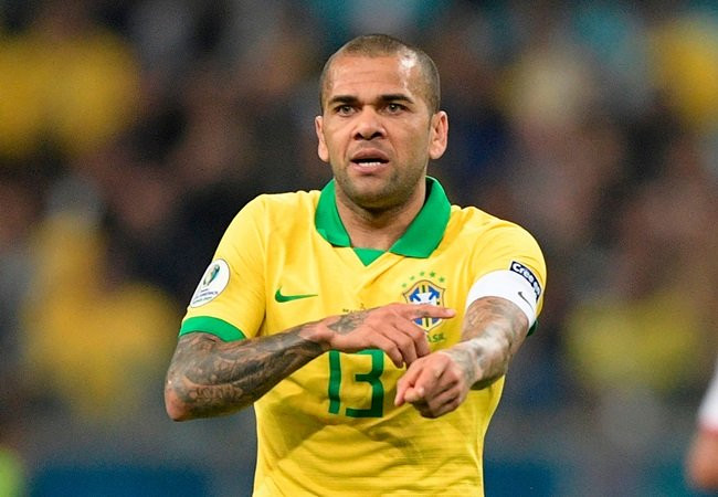 Nguồn tin từ The Sun cho biết, Arsenal đã thuyết phục thành công Dani Alves gia nhập Arsenal trước sự quan tâm của Manchester City lẫn Tottenham Hotspur. Tại bến đỗ mới, "lão tướng" sinh năm 1983 sẽ nhận được mức đãi ngộ 200.000 bảng/tuần.